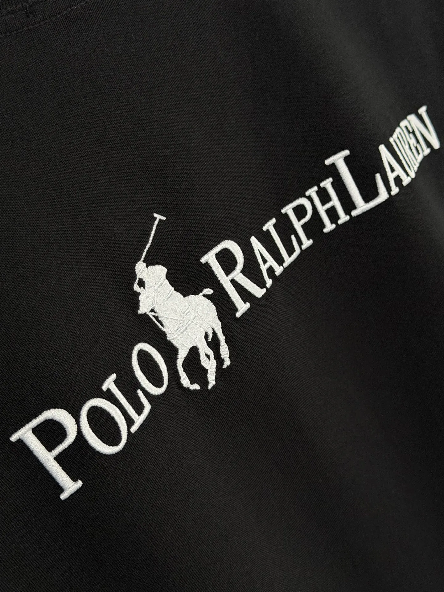 P160 [High Quality]Ralph Lauren*Ralph Lauren embroidery micro-label simple‼ ️Short-sleeved T-shirt 💗Ralph Lauren classic short-sleeved T-shirt, custom-made 280g pure cotton fabric, soft and breathable, classic horseback golf🏌️ embroidery on the chest, logo + logo embroidery on the back, simple and recognizable. Round neck design, neat tailoring, customized 280g pure cotton fabric, soft and smooth to the touch, great breathability, super comfortable to wear in summer! The same loose version for men and women, OK to wear alone or layered, versatile ~ 𝐂𝐎𝐋𝐎𝐔𝐑: black white 𝐒𝐈𝐙𝐄: S-xL Size chart: S: Shoulder width 51 - Bust 55 - Clothing length 70 M: Shoulder width 53 - Bust 57 - Clothing length 72 L: Shoulder width 55 - Bust 59 - Clothing length 74 XL: Shoulder width 57 - Bust 61 - Clothing length 76